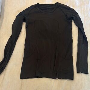 Lululemon 
Swiftly long sleeve
Size 8
Black